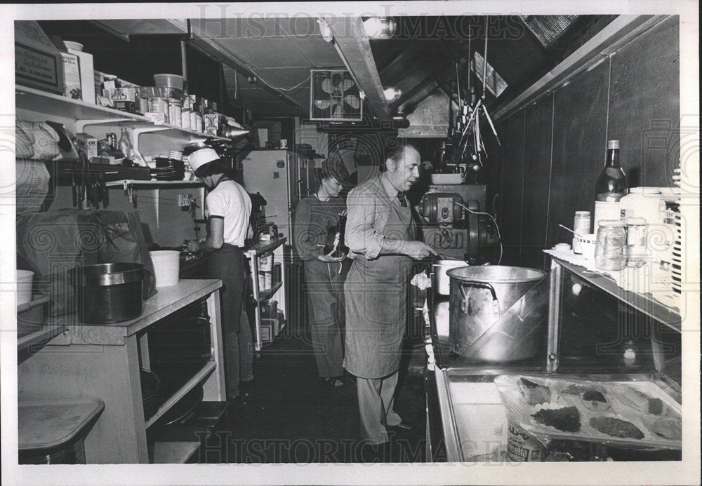 1981 Press Photo Producers Owners Favre Cooking Dinner - Historic Images