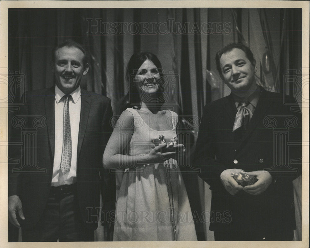 1969 Press Photo Production Coordinator Favre On Stage - Historic Images