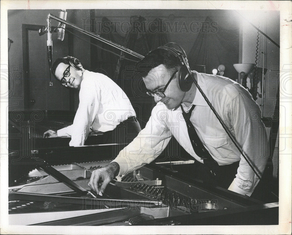 1959 Press Photo Ferrante Teicher Preparing Instruments - Historic Images