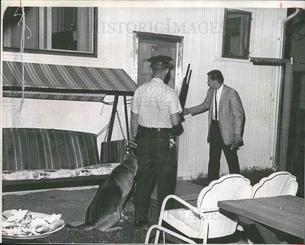 1962 Press Photo searchers back door house area warily - Historic Images