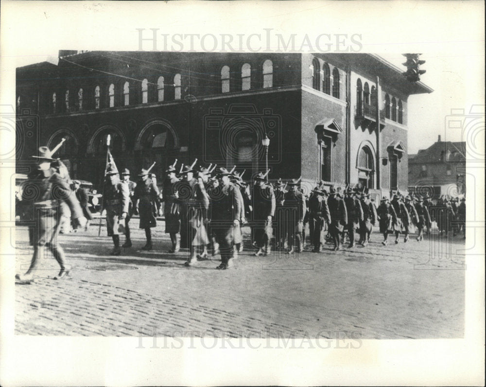 1932 Press Photo BATTALION MARCHING ENTRAIN CADIZ - Historic Images