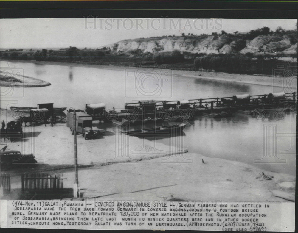 1940 Press Photo German Farmers Travel Covered Wagons - Historic Images