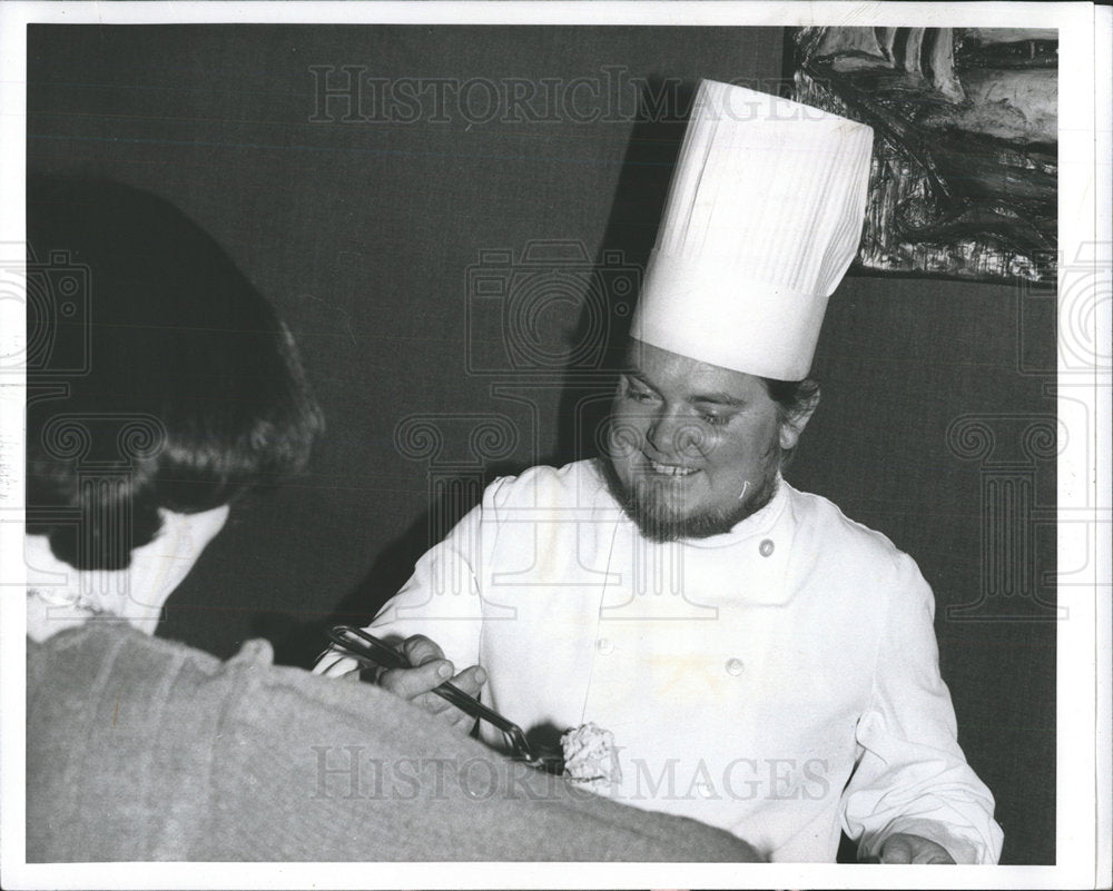 1966 Press Photo Chef Prepares Food - Historic Images