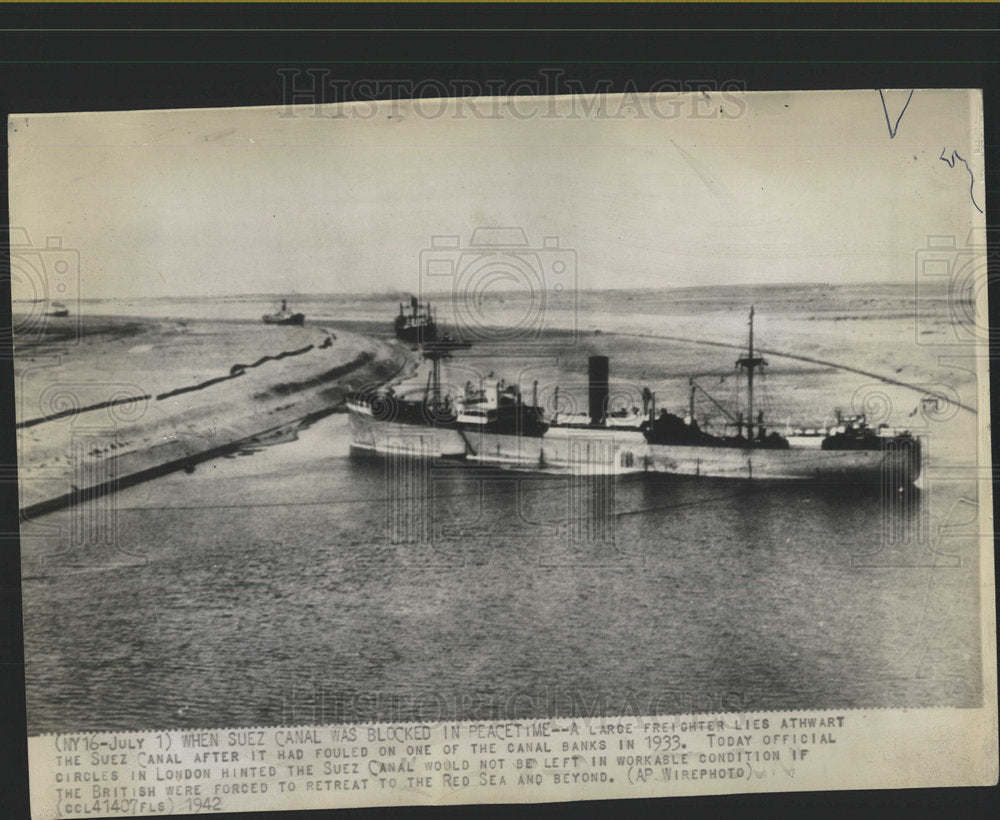 1942 Copy of 1933 Press Photo Freighter Stuck Suez - Historic Images