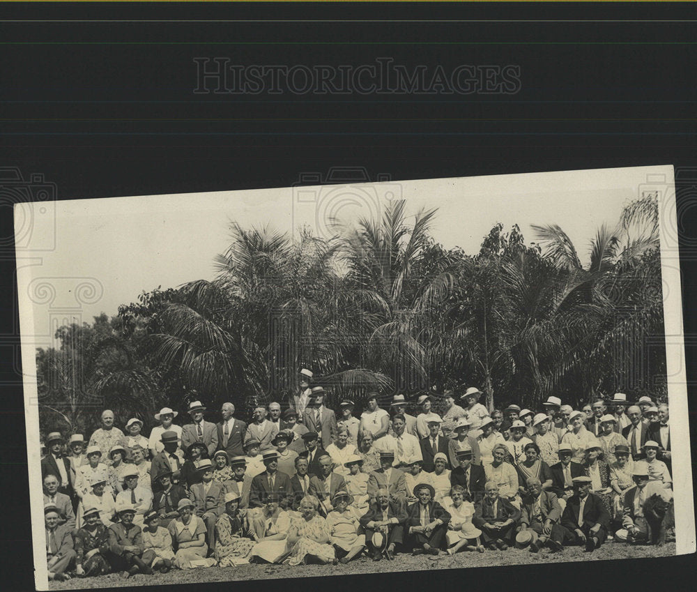 Press Photo Large Group Dressed Up Beach Palm Trees - Historic Images