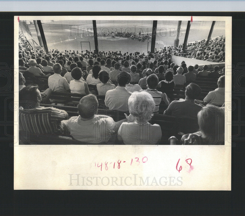 1971 Press Photo Parents Forced Busing Rally Field - Historic Images