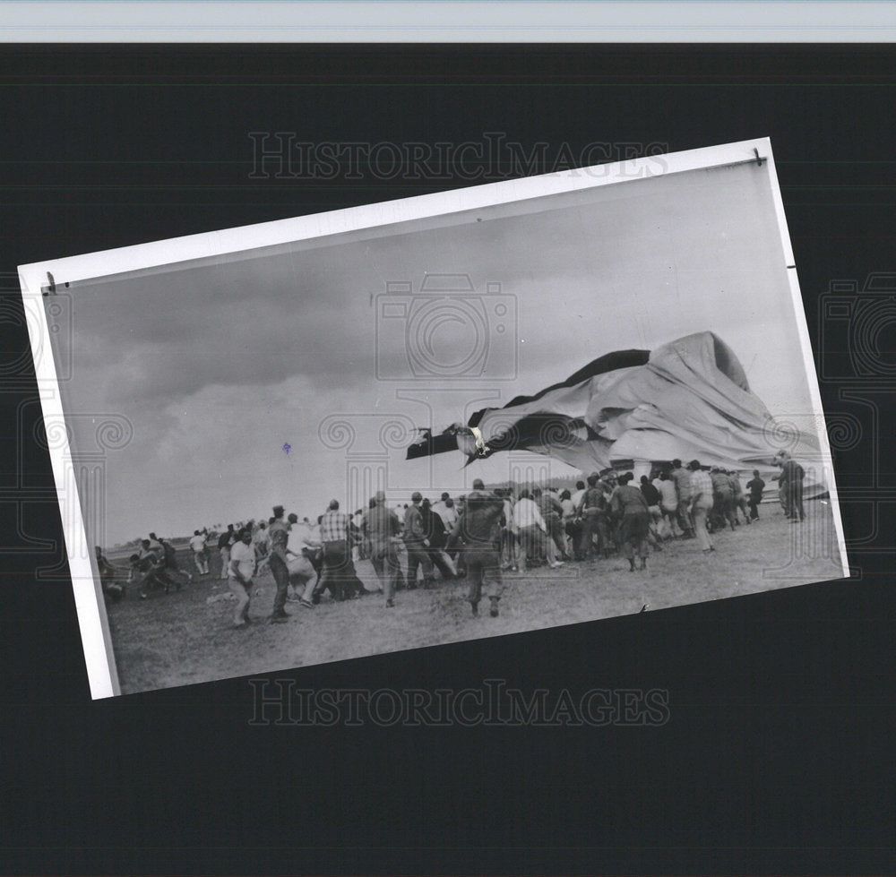 1958 Press Photo Goodyear Sightseeing Blimp Deflated - Historic Images