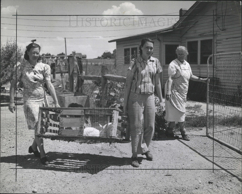 1942 Press Photo MARTHA FLORA CYKLER LEAVING HOUSE - Historic Images