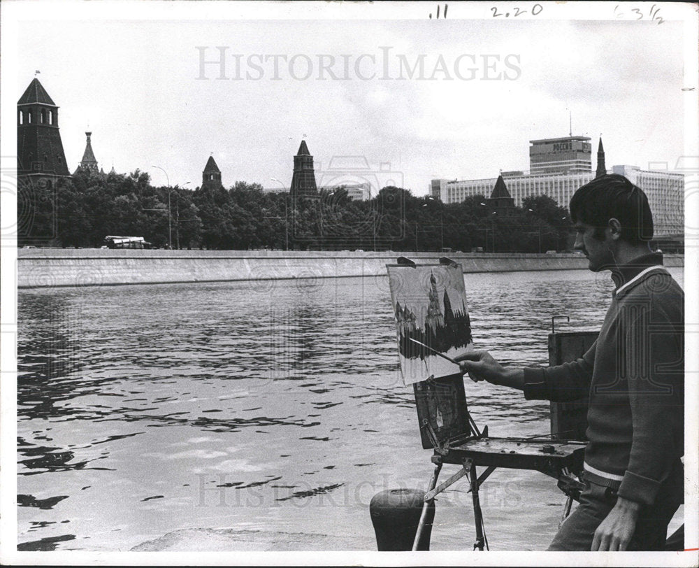 1970 Press Photo artist paints Kremlin Moscow River - Historic Images