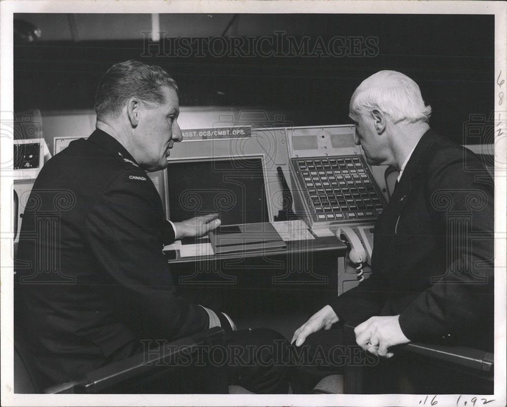 1970 Press Photo Ambassador Visiting NORAD Cheyenne Mtn - Historic Images