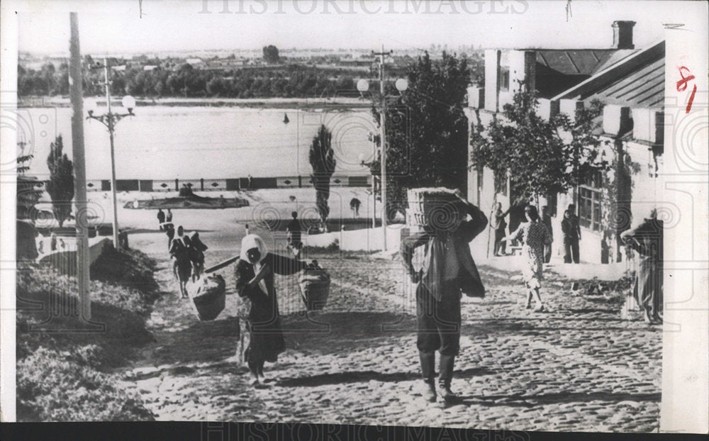 1954 Press Photo Russia Don River Women Carry Laundry - Historic Images