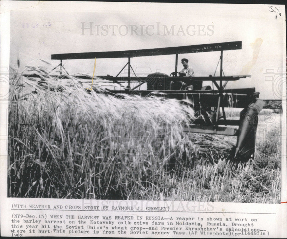 1963 Press Photo Power Reaper Collective Farm Moldavia - Historic Images