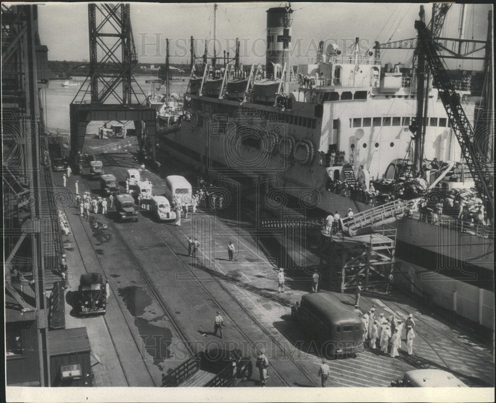 1944 Press Photo Hospital Ship Discharging Wounded VA - Historic Images