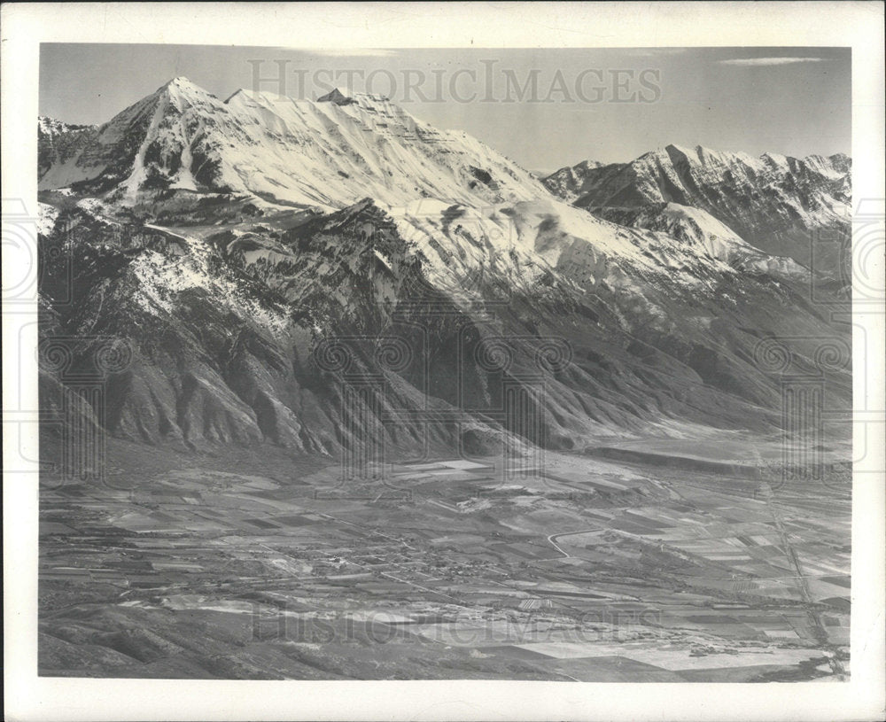 1948 Press Photo Alpine Town Mountains Background - Historic Images