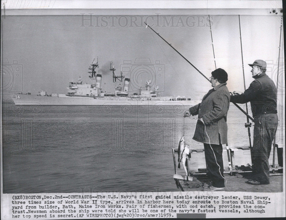 1959 Press Photo Fishermen Watching USS Dewey Arrival - Historic Images