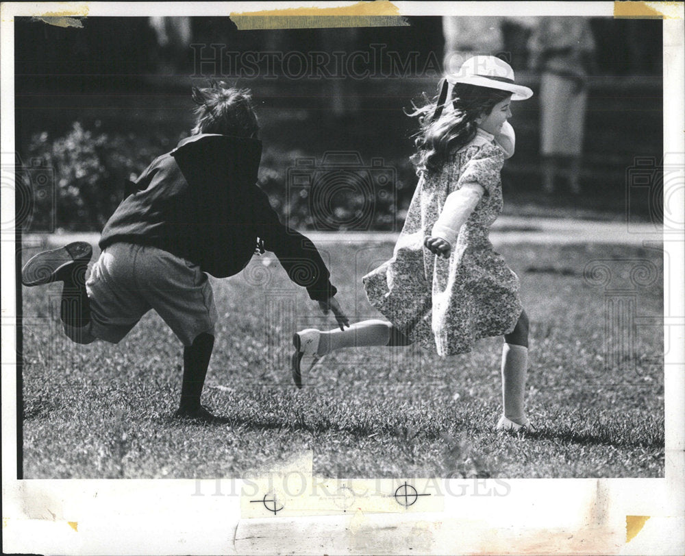 1979 Press Photo Girl Boy Playing Field - Historic Images