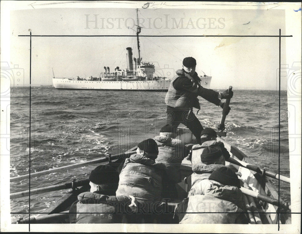 1942 Press Photo Coast Guard cutter Chelan lifeboat - Historic Images