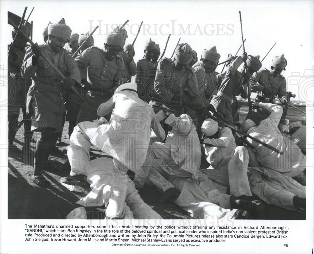 1983 Press Photo Beating Scene From Film "Gandhi" - Historic Images