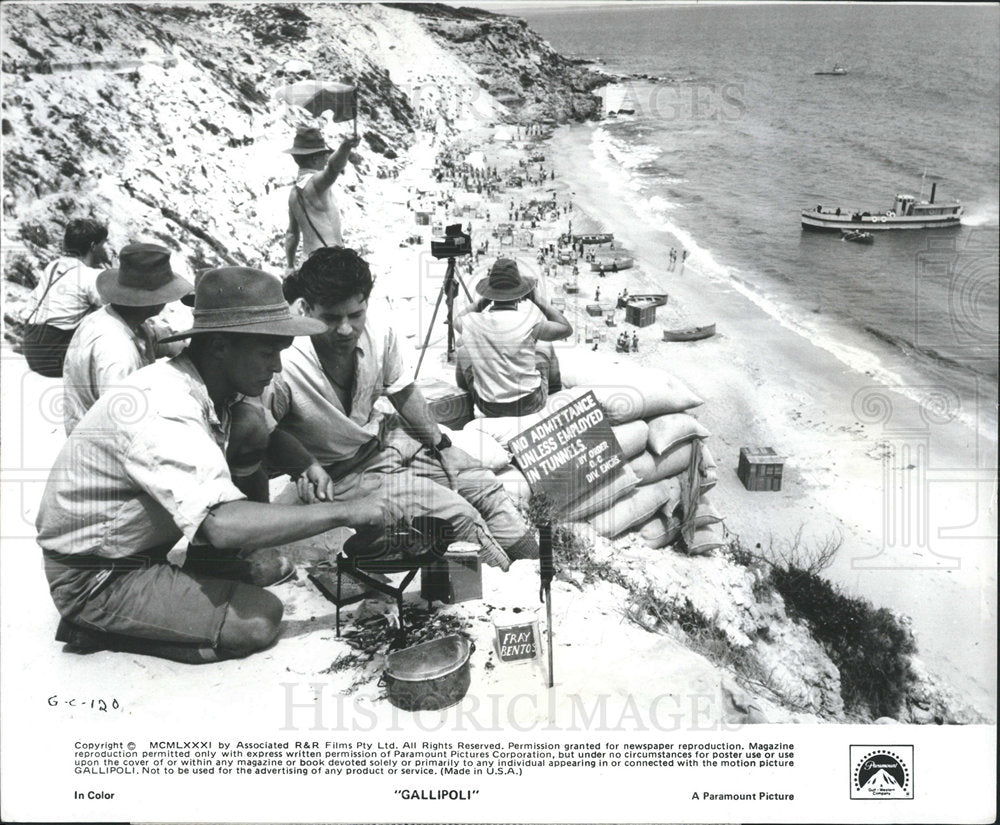 1981 Press Photo Mark Lee Mel Gibson Gallipoli - Historic Images