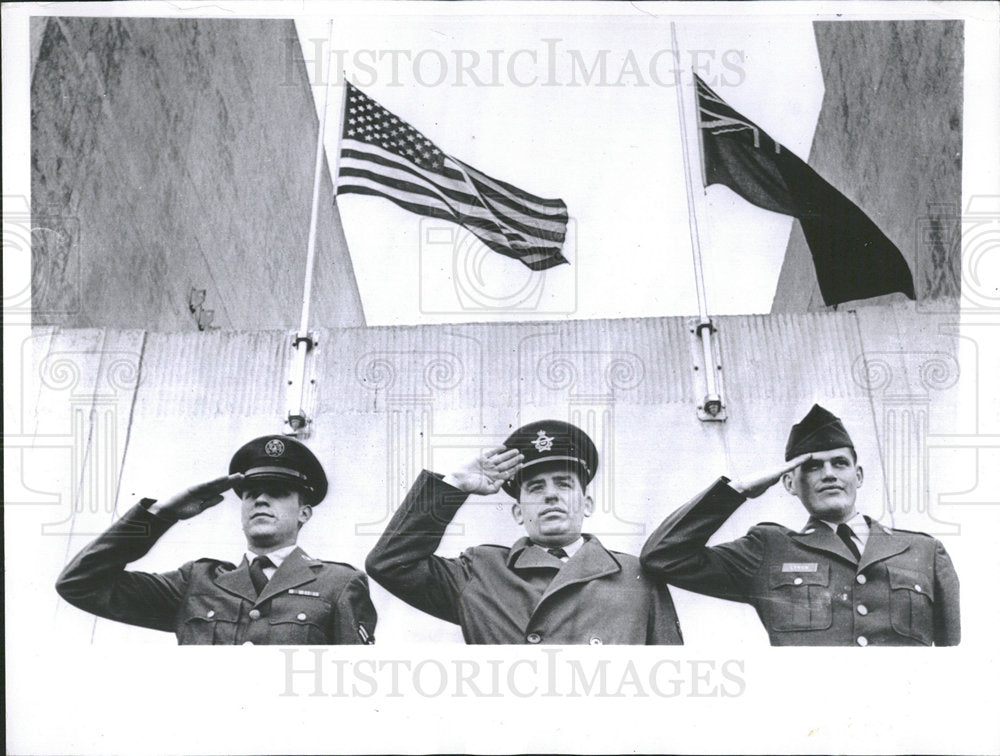 1963 Press Photo Servicemen tribute Pres. Kennedy - Historic Images