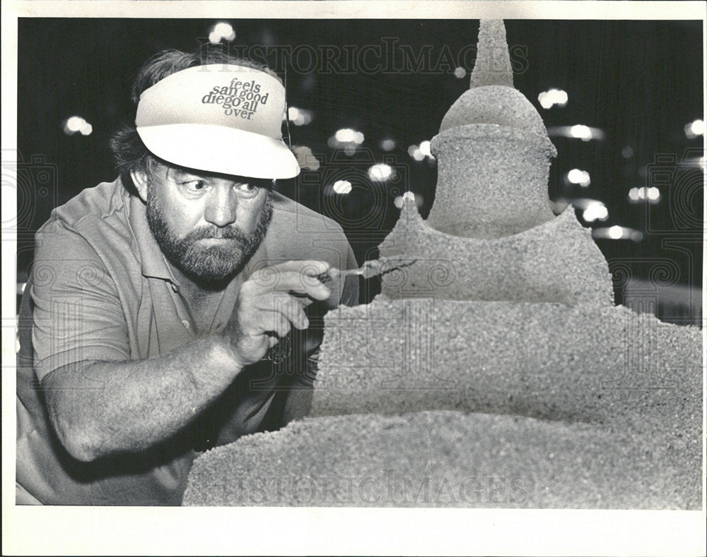 1985 Press Photo Gerry Kirk Worker Sandsculptors Inc.  - Historic Images