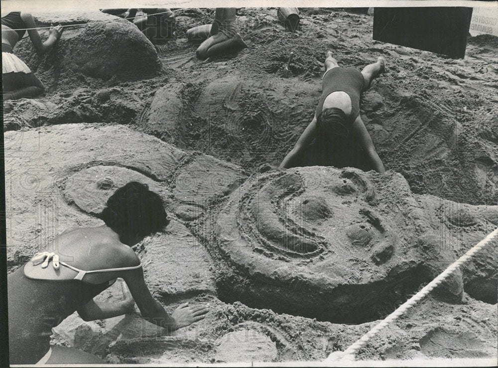 1968 Press Photo Chicago Park District Sand Modeling  - Historic Images