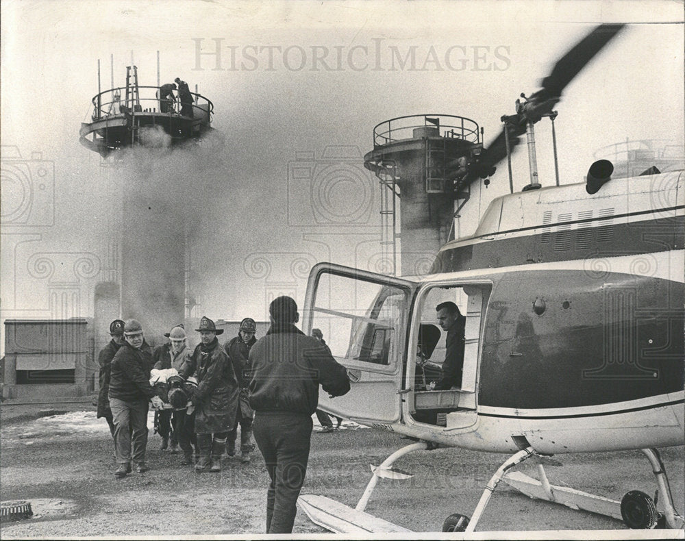 1970 Press Photo helicopter airlift men Sanitary plant - Historic Images