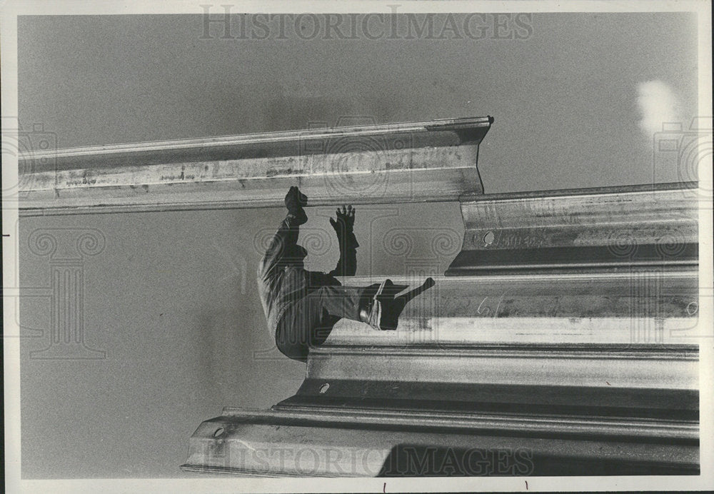 1978 Press Photo construction worker Jim Clarey sheet - Historic Images