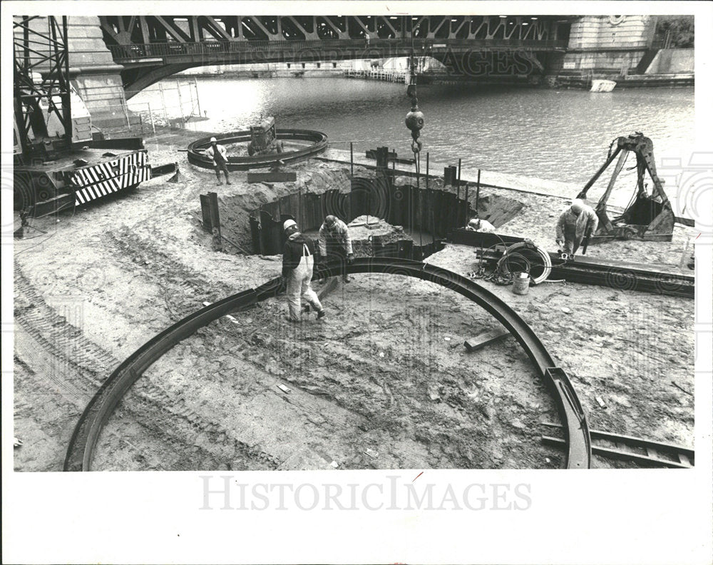 1981 Press Photo workers support ring drop shaft bridge - Historic Images
