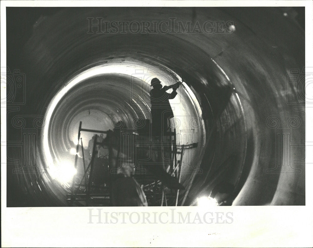 1981 Press Photo worker grinds tunnel imperfections - Historic Images