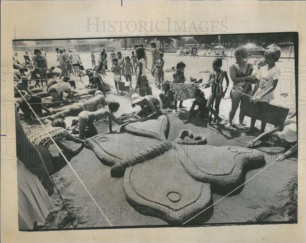 1975 Press Photo Kids Compete Sand Sculpting Chicago - Historic Images