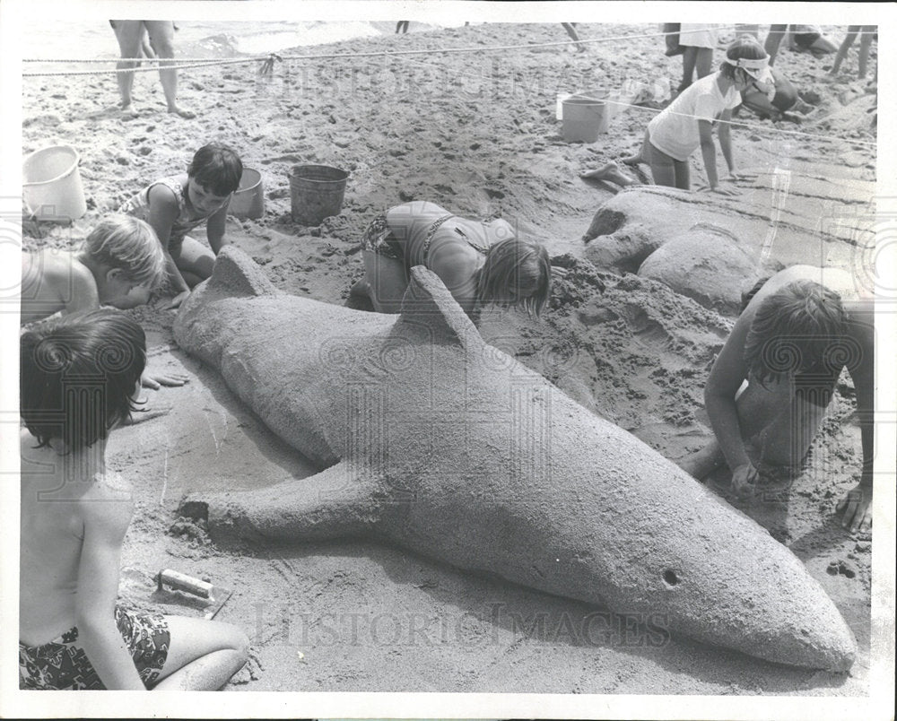 1985 Press Photo sand-sculpting team life-size shark - Historic Images