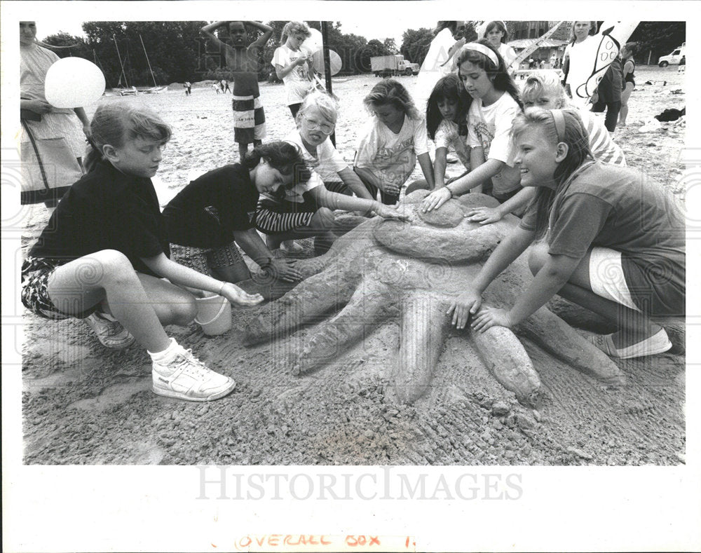 1990 Press Photo group children create sand clown beach - Historic Images