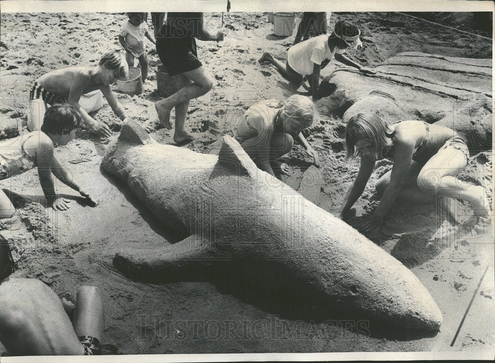1975 Press Photo sand sculptors create life-size shark - Historic Images