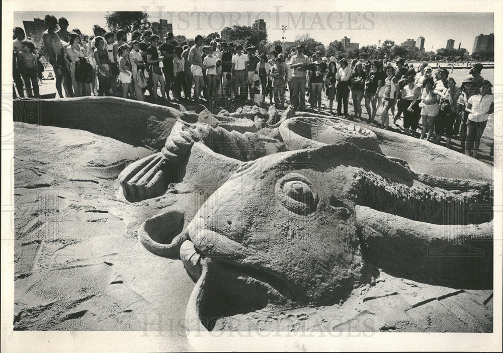 1981 Press Photo sand sculpture creation Lake Michigan - Historic Images