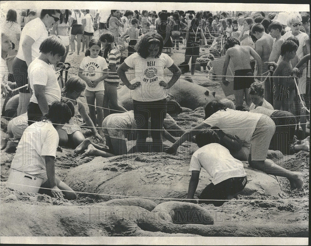 1972 Press Photo groups finishing touch sand sculpture - Historic Images