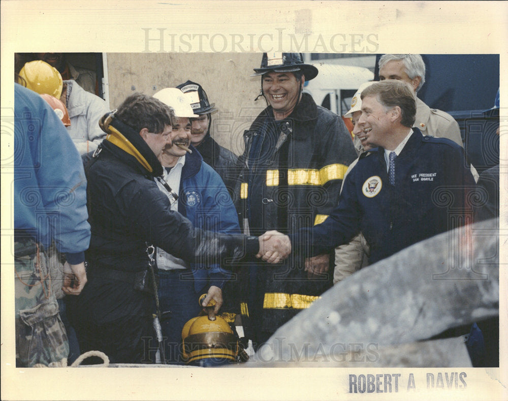 1992 Press Photo Rescue Diver Meets Dan Quayle Chicago - Historic Images