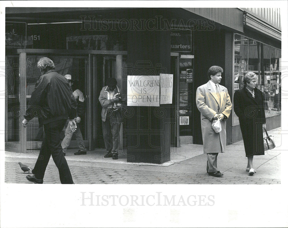 1992 Press Photo Walgreens Open Despite Floods Chicago - Historic Images