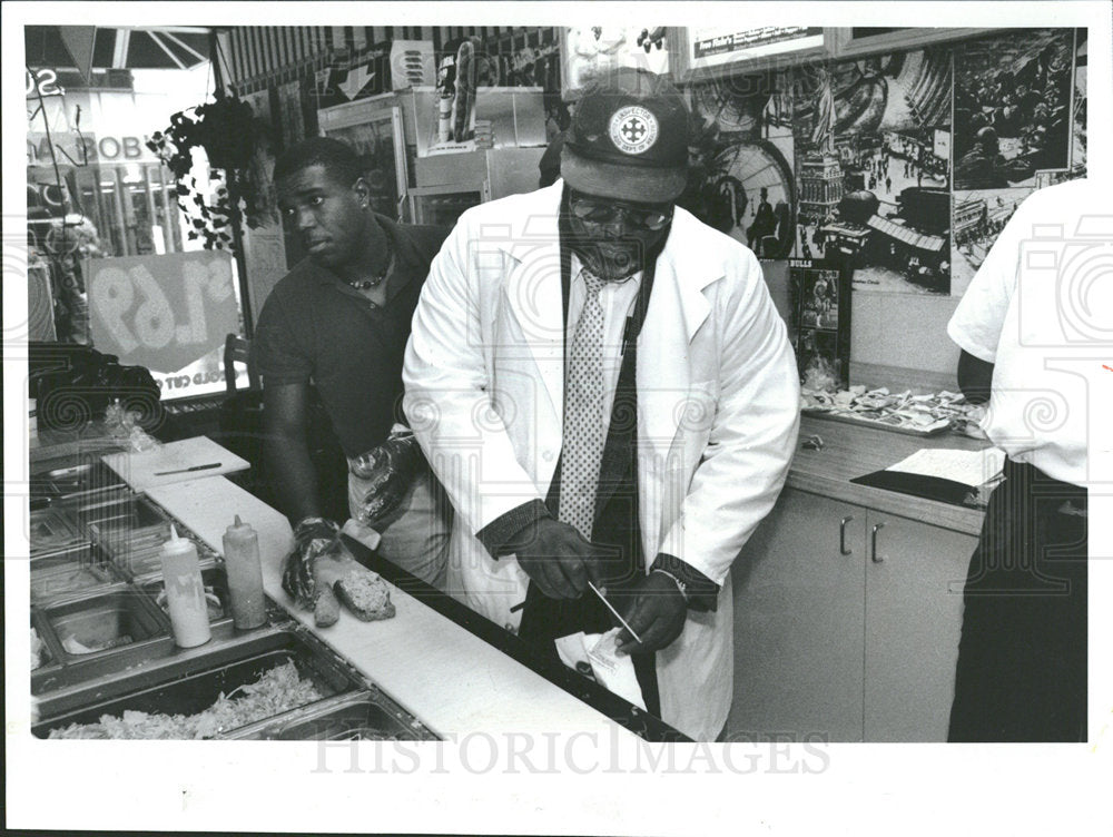 1992 Press Photo Health And Food Inspector Checks Meat - Historic Images
