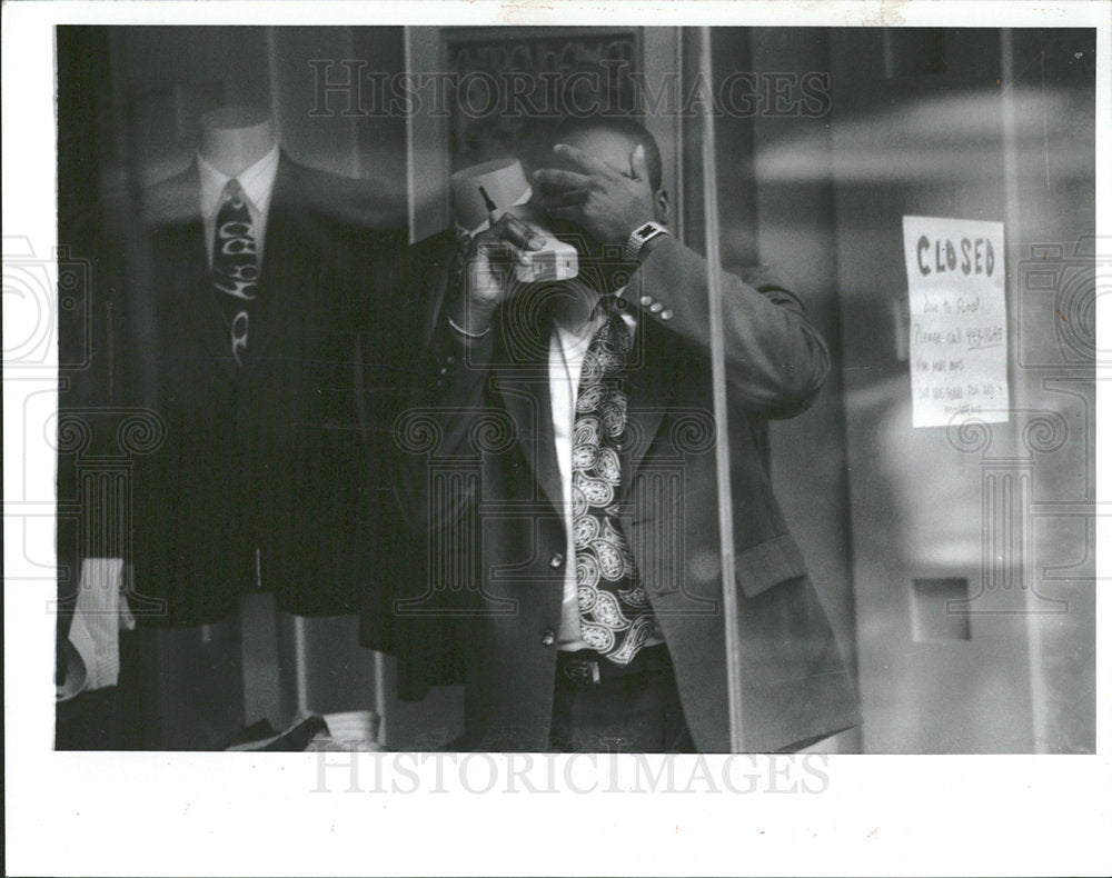 1992 Press Photo Sam Brown Kuppenheimer Mens Clothiers - Historic Images