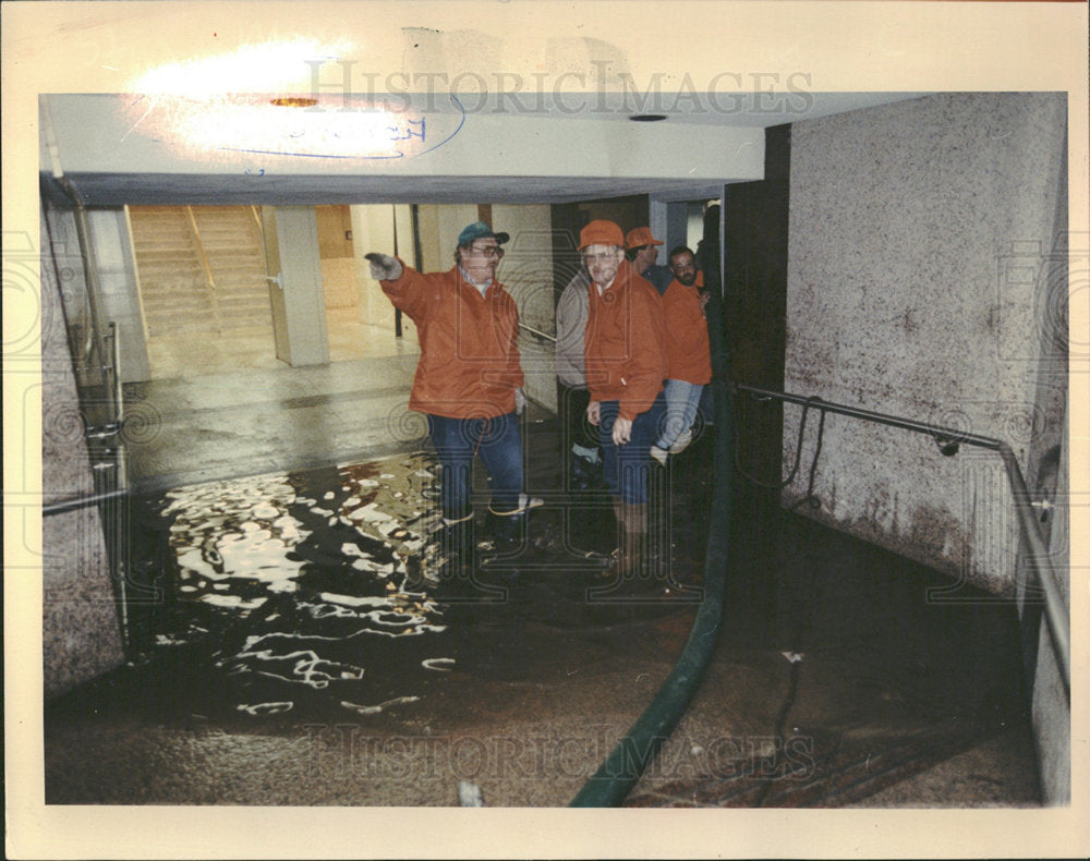 1992 Press Photo Workers Check Flooded Chicago Building - Historic Images