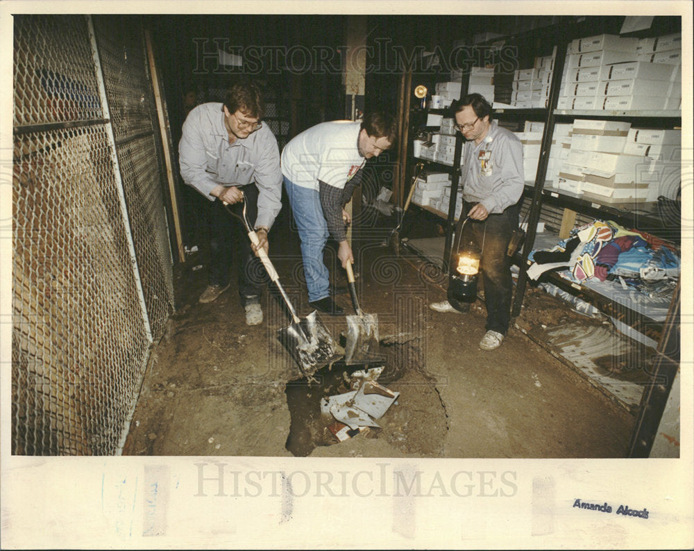 1992 Press Photo Flooding Causes Damage At Carsons - Historic Images