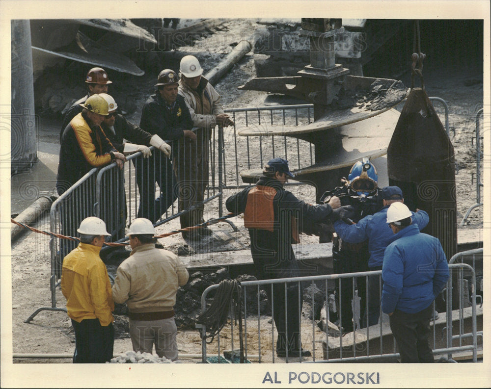 1992 Press Photo Workers Cleaning Up Flood - Historic Images