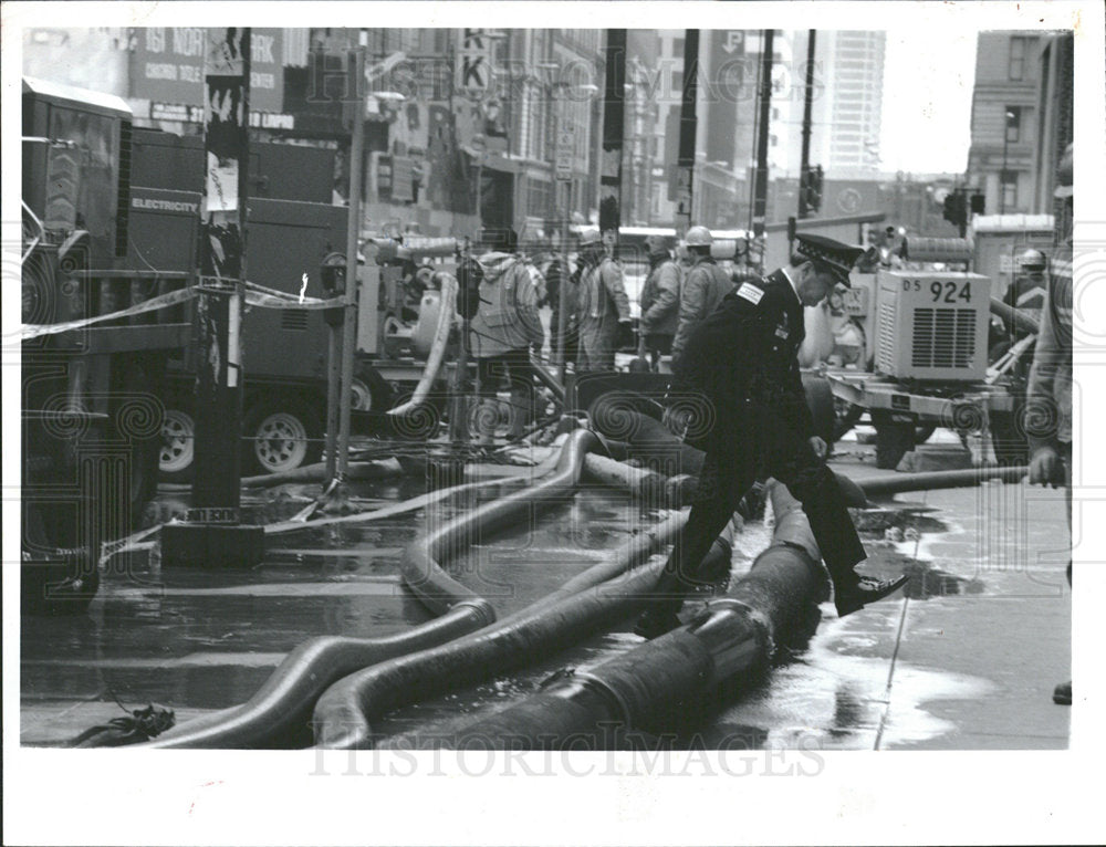 1992 Press Photo Police Supt. Matt Rodriguez Surveys - Historic Images