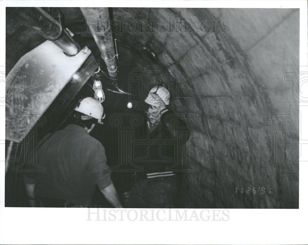 1992 Press Photo Chicago Tunnel documents release flood - Historic Images