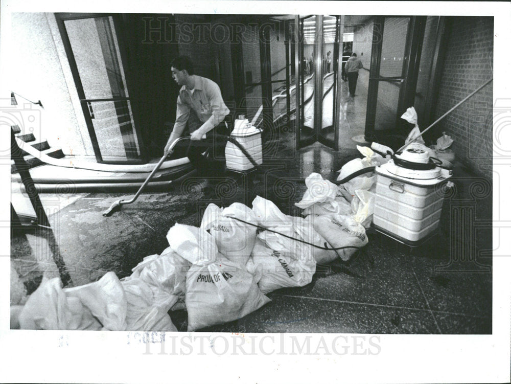 1992 Press Photo Janitor vacuuming water Chicago floods - Historic Images