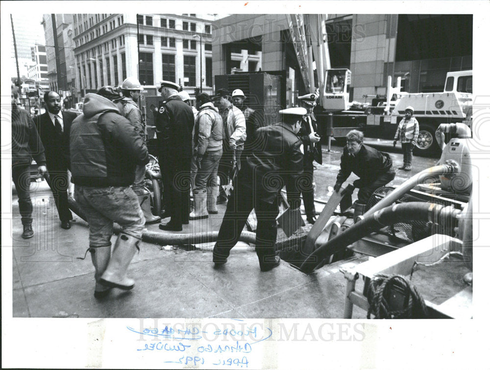 1992 Press Photo Workers lug hoses Chicago Floods - Historic Images