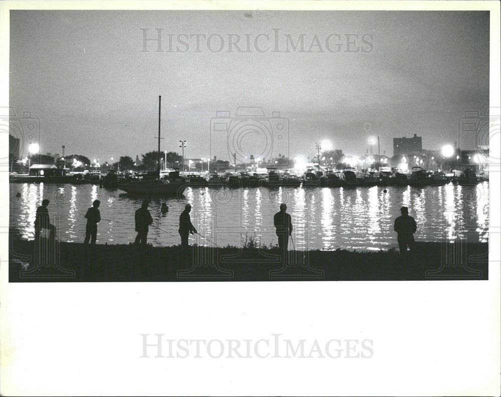 1983 Press Photo Fishermen Lake Michigan Burnham Harbor - Historic Images