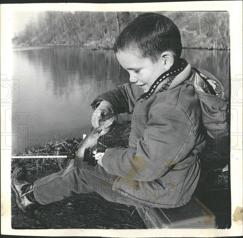 1964 Press Photo Howie Scheidt caught a bullhead - Historic Images
