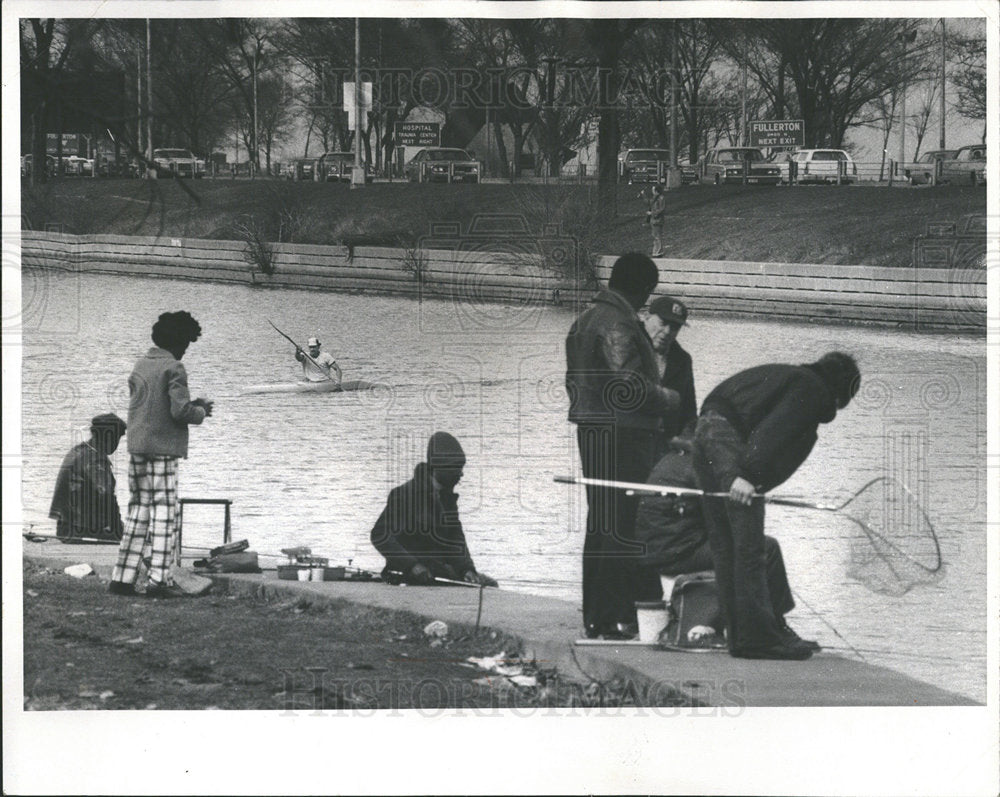 1976 Press Photo Lincoln Park Lagoon Spring fislhing  - Historic Images